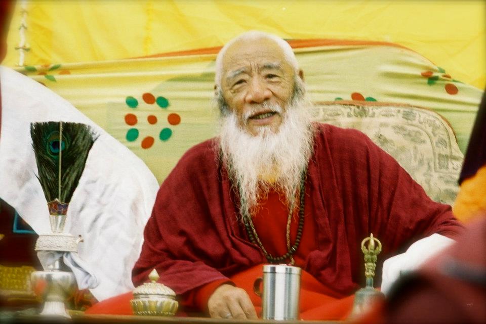 Chatral Rinpoche on throne